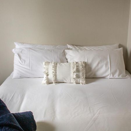 Tates Hotel Windsor Bagian luar foto