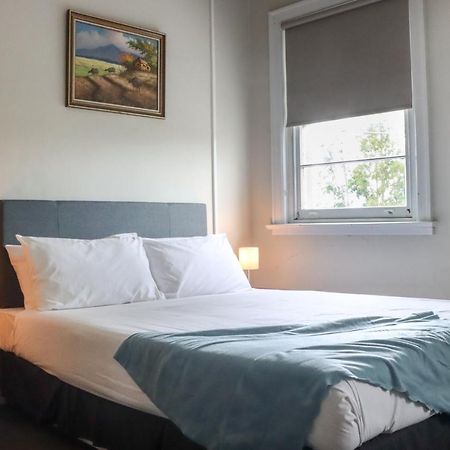 Tates Hotel Windsor Bagian luar foto