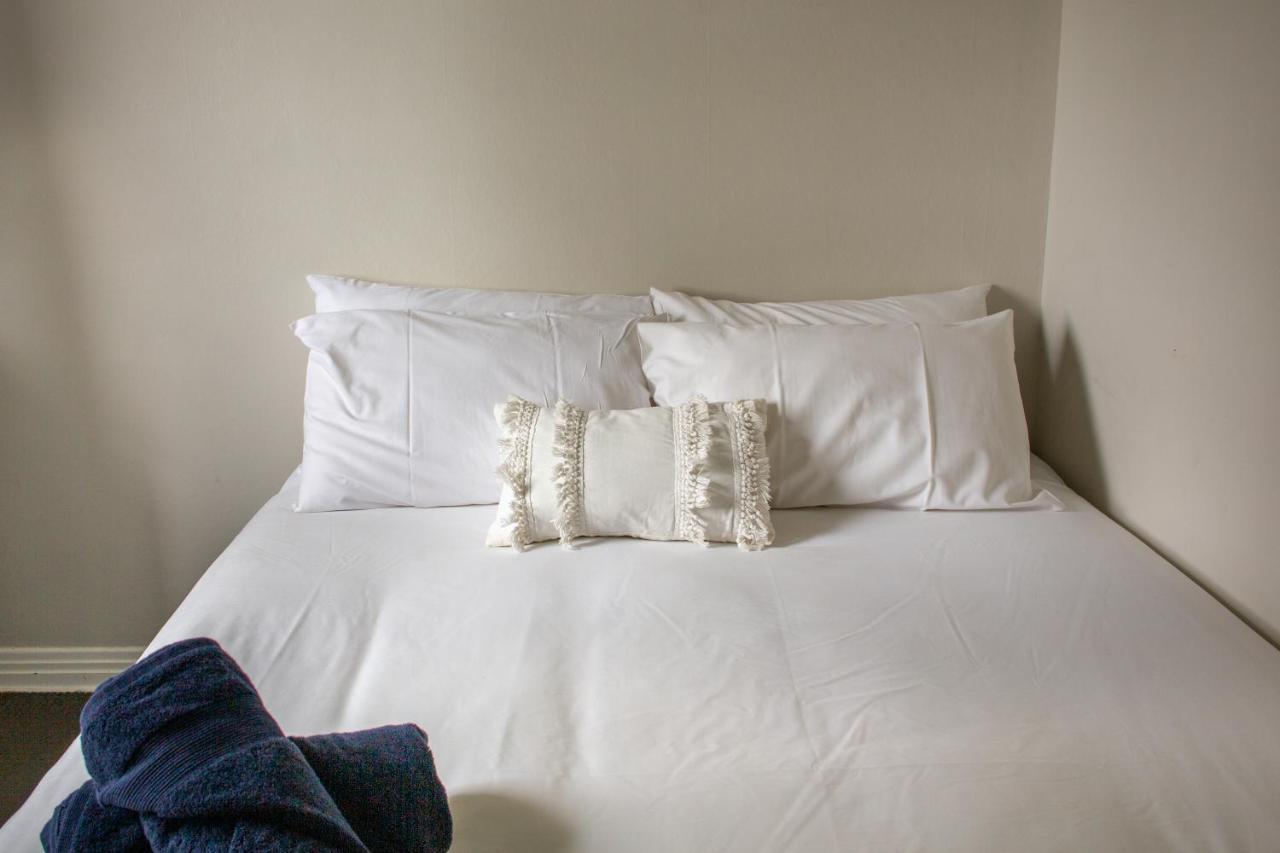 Tates Hotel Windsor Bagian luar foto