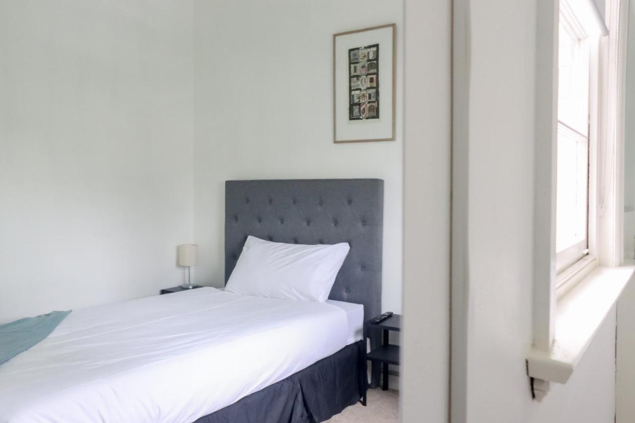 Tates Hotel Windsor Bagian luar foto