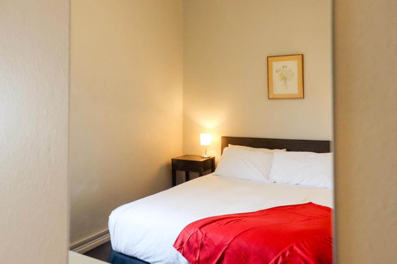 Tates Hotel Windsor Bagian luar foto