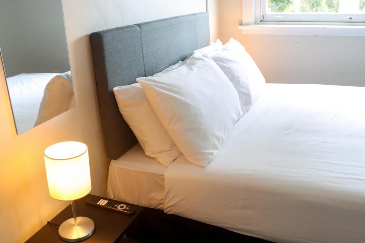 Tates Hotel Windsor Bagian luar foto