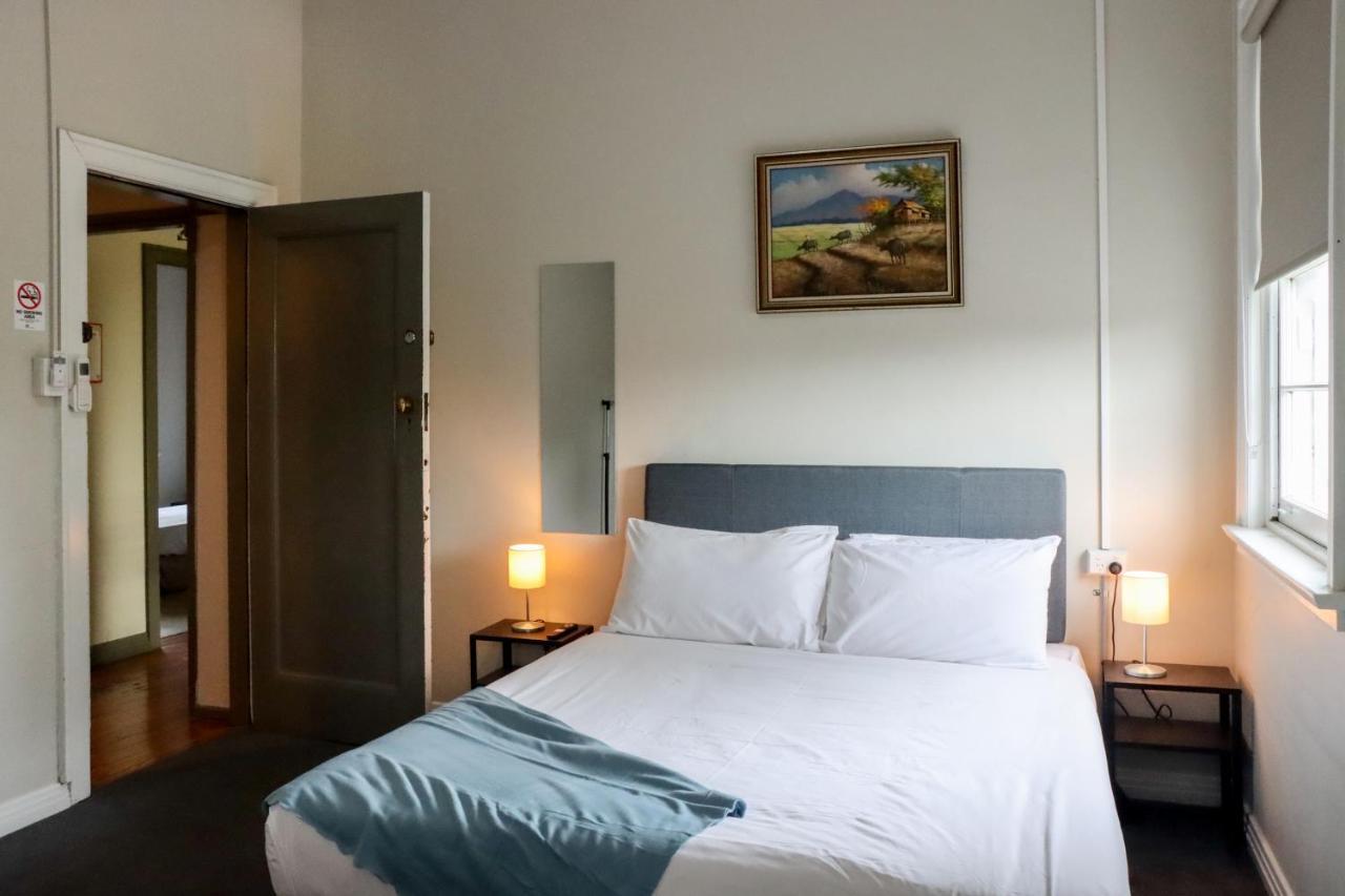 Tates Hotel Windsor Bagian luar foto
