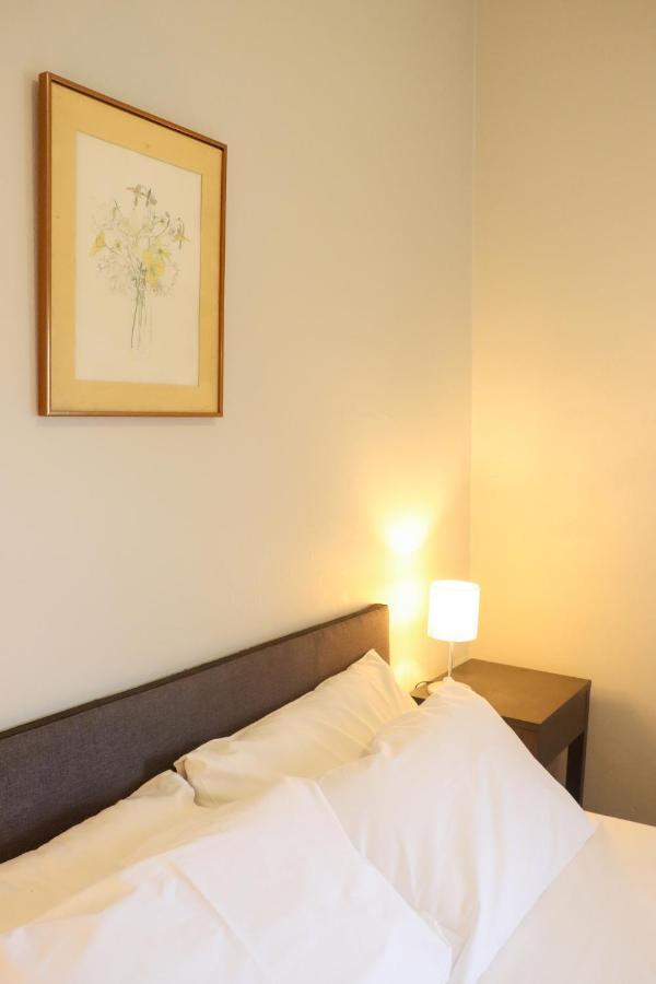 Tates Hotel Windsor Bagian luar foto