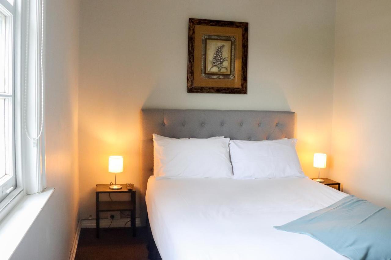 Tates Hotel Windsor Bagian luar foto