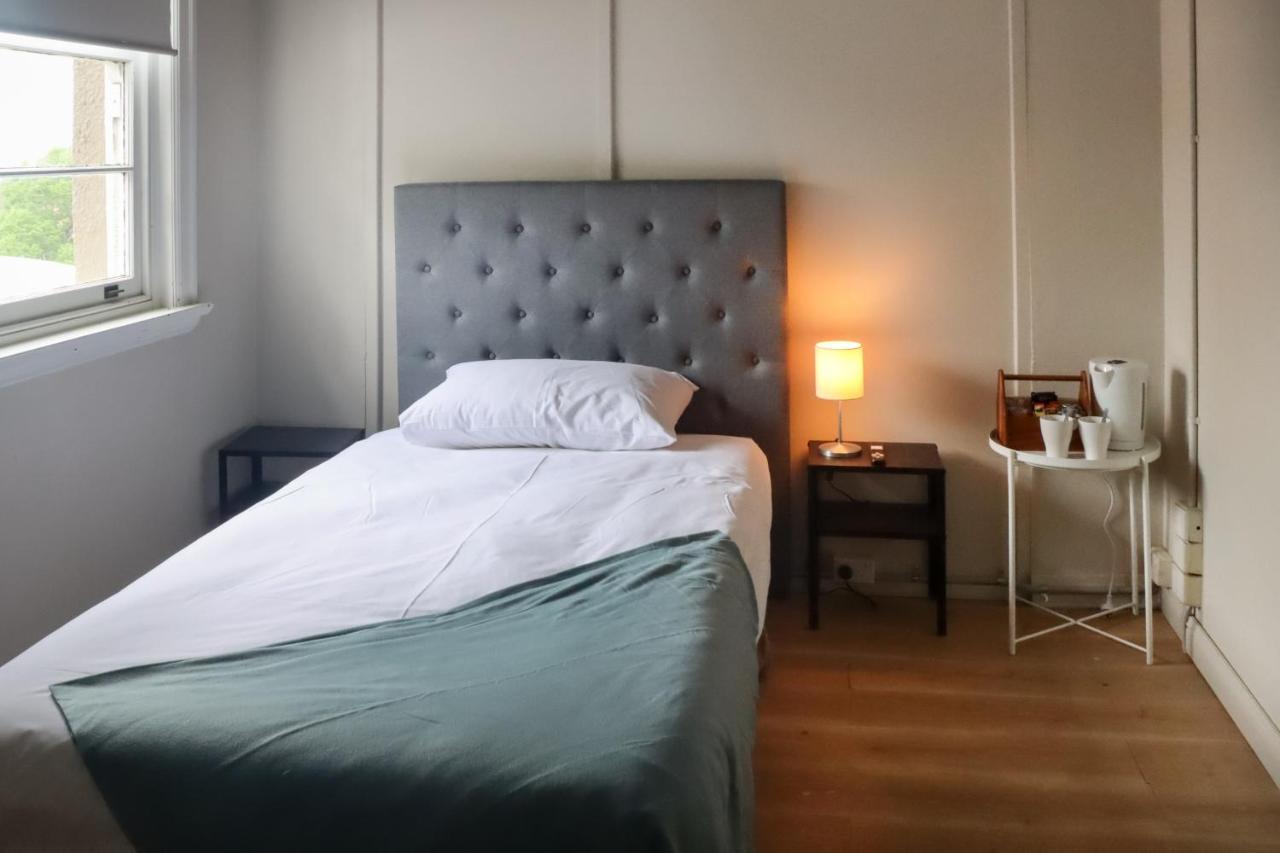 Tates Hotel Windsor Bagian luar foto