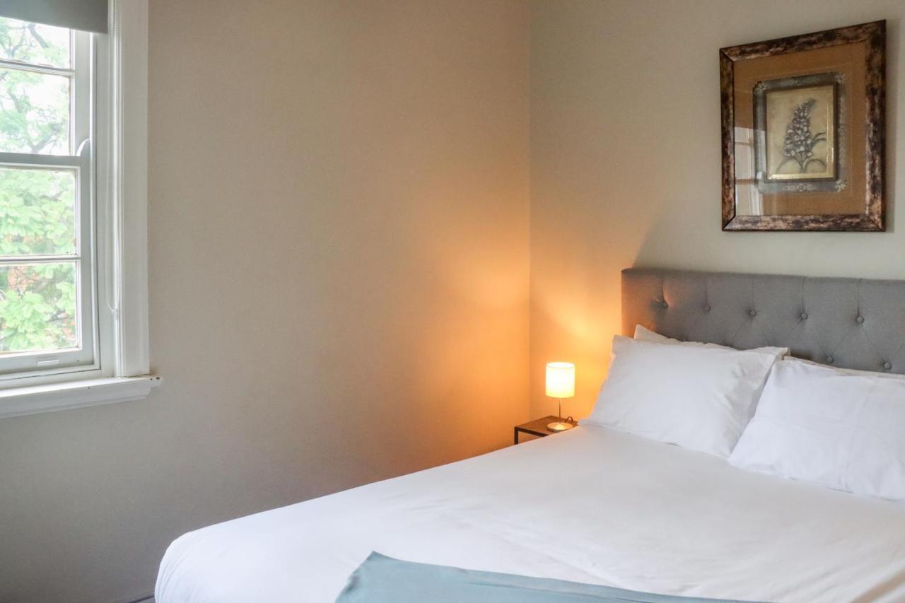 Tates Hotel Windsor Bagian luar foto