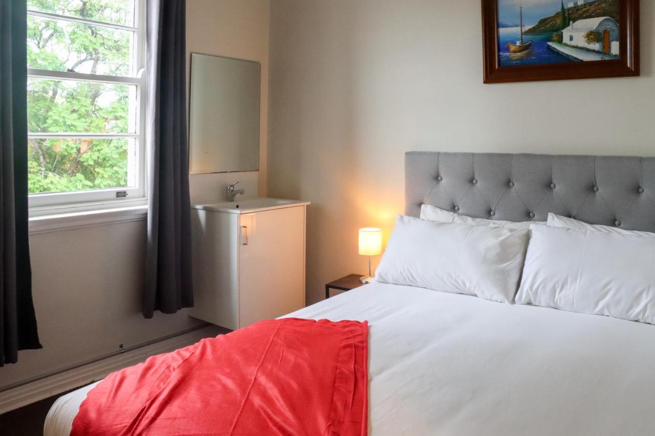 Tates Hotel Windsor Bagian luar foto
